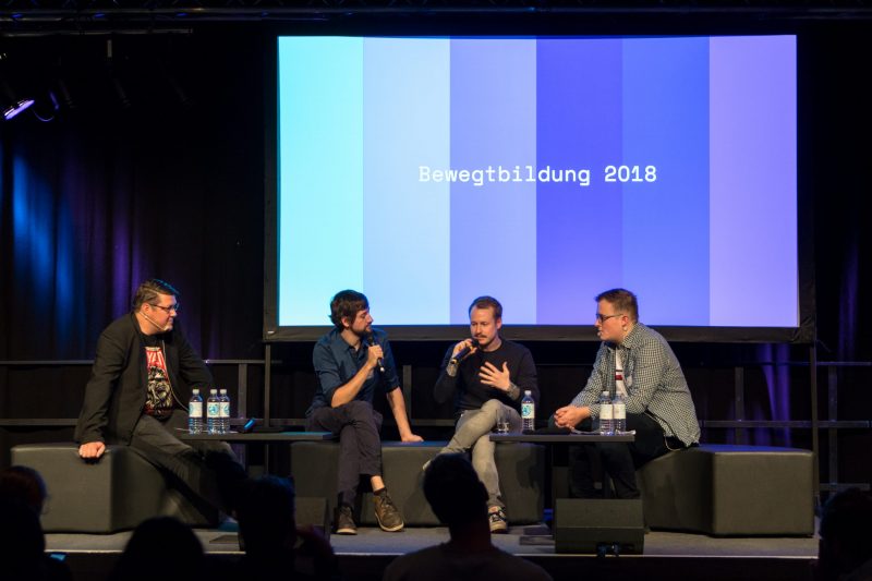 Vier Personen diskutieren auf dem Podium der Fachtagung Bewegtbildung 2018, unter anderem Julian Banse und YouTuber Rob Bubble
