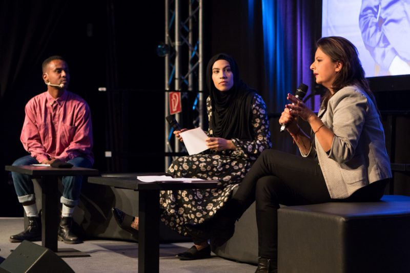 Drei Personen diskutieren auf dem Podium der Fachtagung Bewegtbildung.