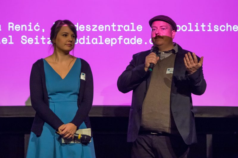 Ruža Renic von der Bundeszentrale für politische Bildung und Daniel Seitz von medialepfade begrüßen das Publikum der Fachtagung "Bewegtbildung" 2018