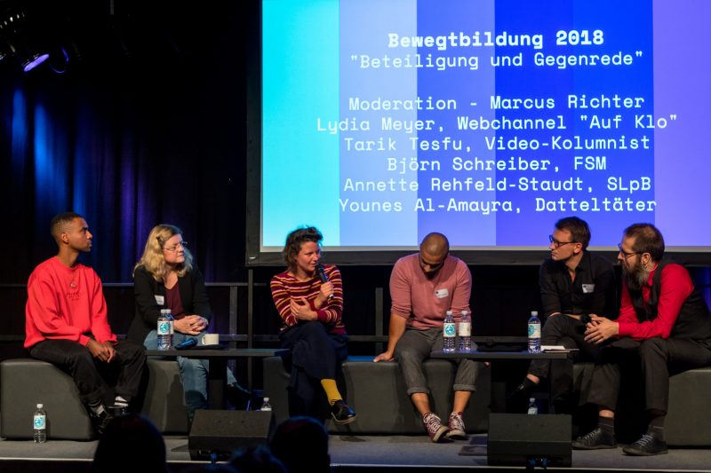 Sechs Personen sitzen auf dem Podium der Bewegtbildungsfachtagung 2018 und diskutieren zum Thema "Beteiligung und Gegenrede"d Gegenrede"