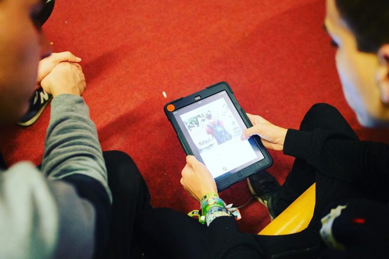 Zwei am Workshop teilnehmende Jugendliche arbeiten an einem iPad.