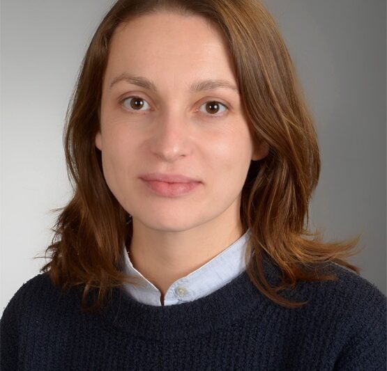 Frau mit braunen schulterlangen Haaren und braunen Augen im Portrait